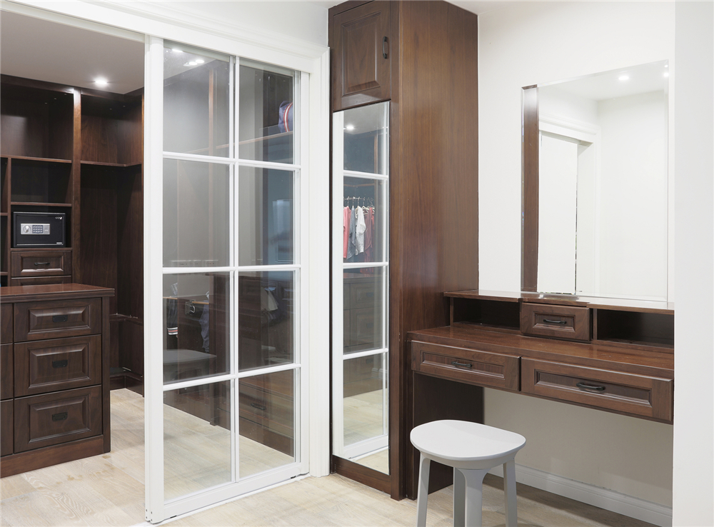 定制衣柜多少錢一平方?(圖4) 定制衣柜多少錢一平方?(圖4)