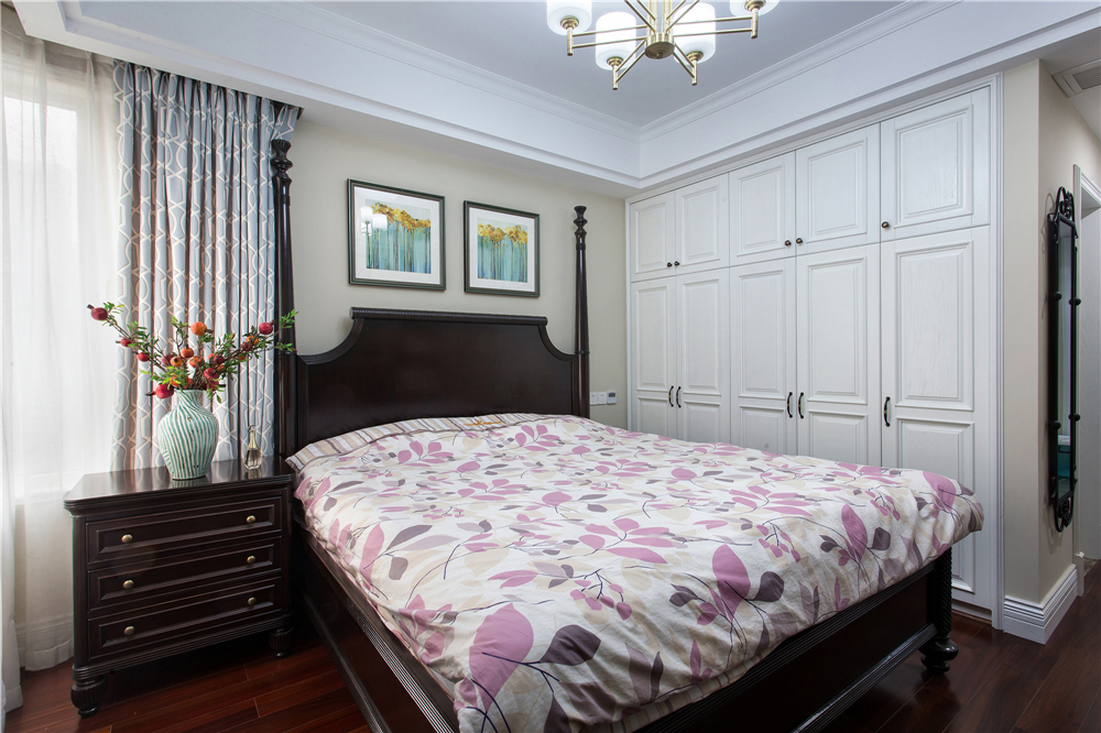 原木定制衣柜價(jià)格貴不貴？(圖1)